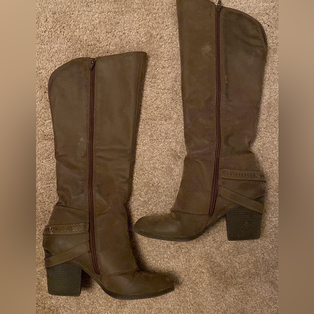 Tall boots with heel